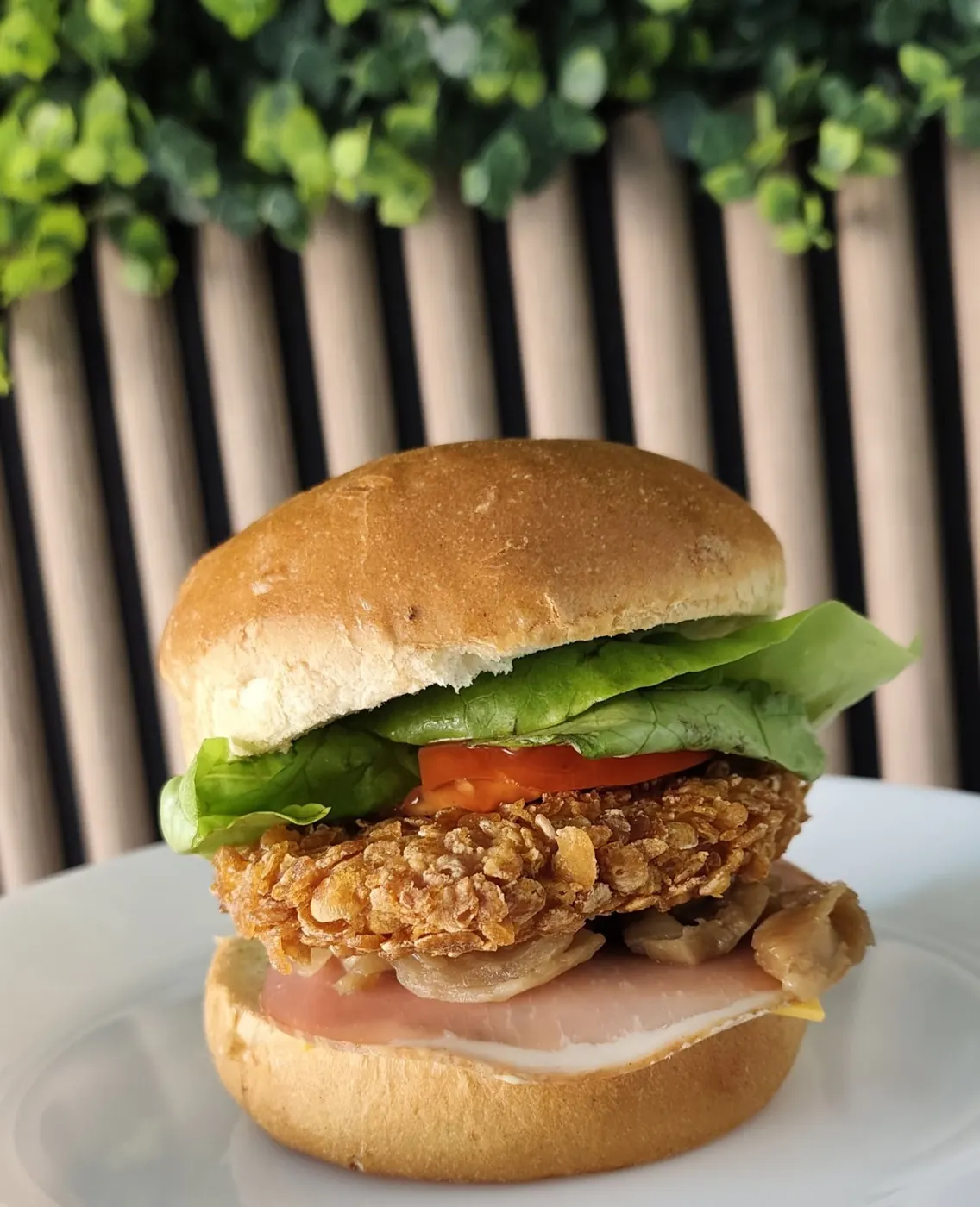 Burger au poulet croustillant, salade, tomate et jambon d'O'Dé Lyzia