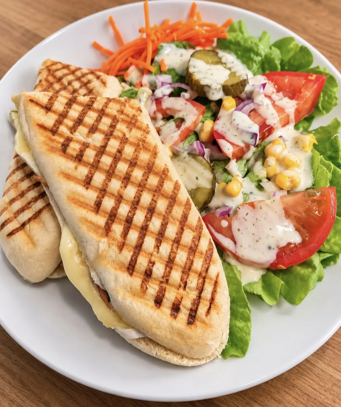Panini grillé servi avec crudités