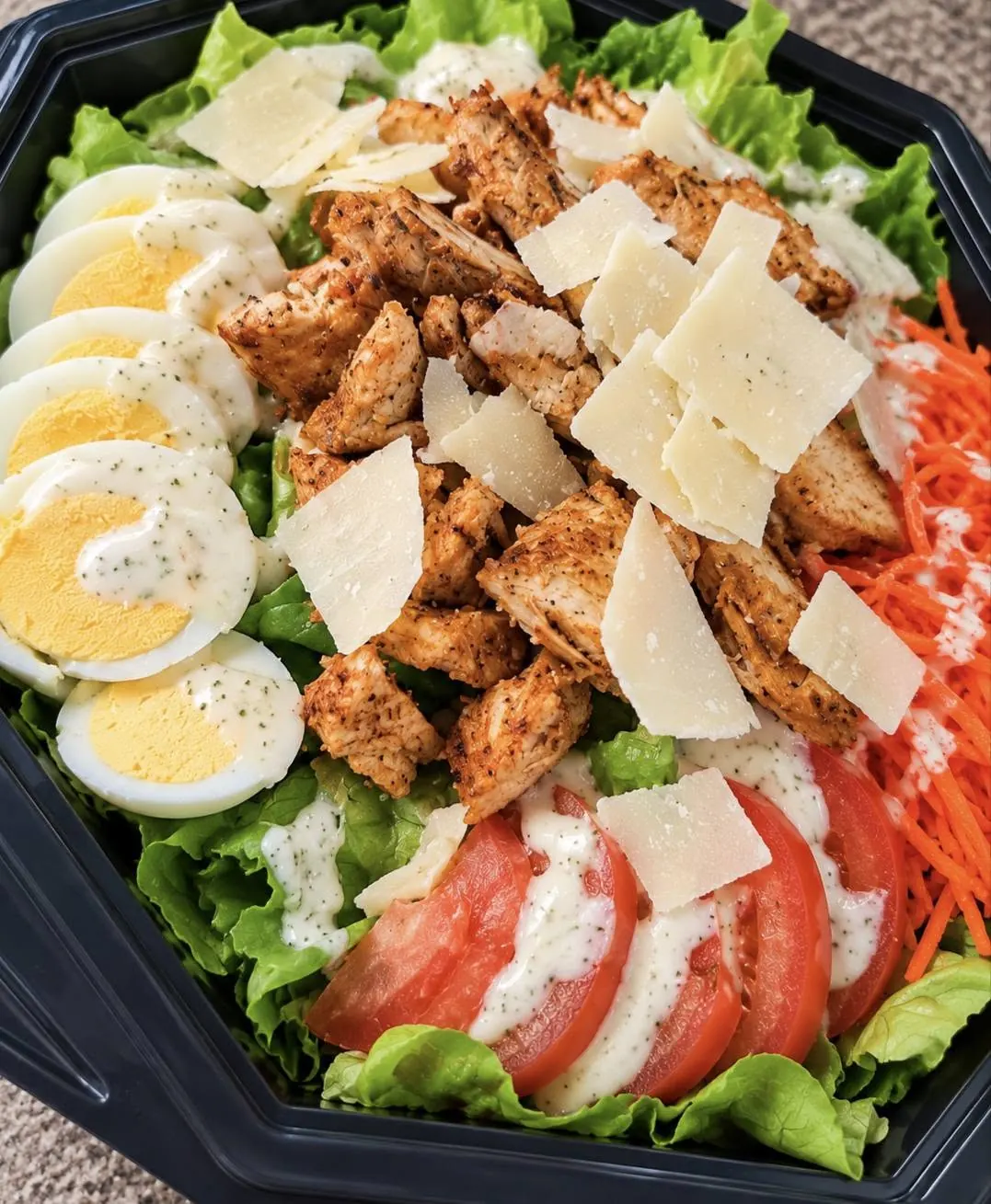 Salade poulet maison avec parmesan et œufs